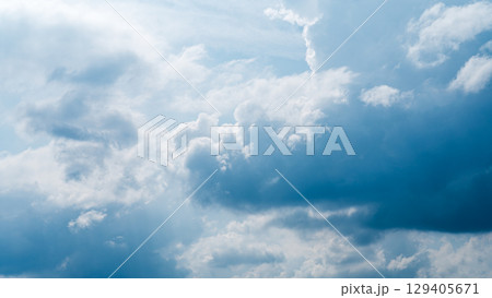 真夏の青空にあらわれた積乱雲 真夏の青空にあらわれた積乱雲 129405671