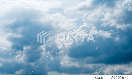 真夏の青空にあらわれた積乱雲 129405686