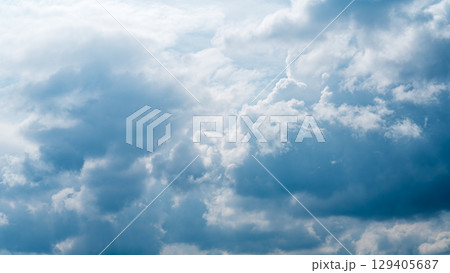 真夏の青空にあらわれた積乱雲 129405687