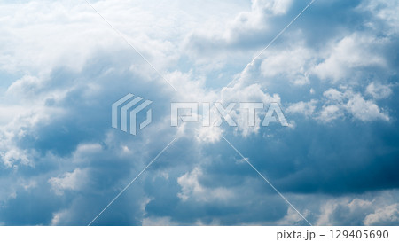 真夏の青空にあらわれた積乱雲 真夏の青空にあらわれた積乱雲 129405690