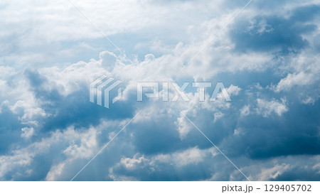 真夏の青空にあらわれた積乱雲 129405702