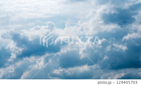 真夏の青空にあらわれた積乱雲 129405703