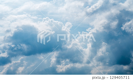 真夏の青空にあらわれた積乱雲 真夏の青空にあらわれた積乱雲 129405711