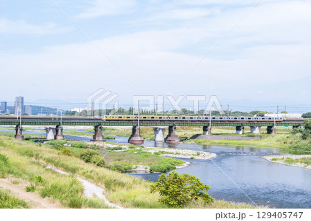 【南武線】多摩川橋梁を通過する列車 129405747