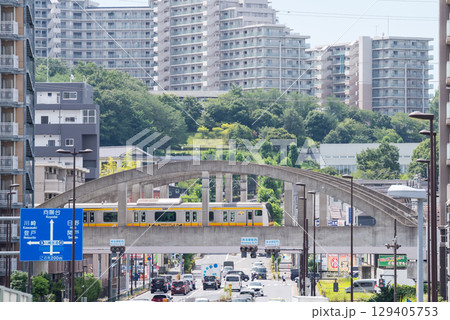 【南武線】府中街道を高架で通過する列車 129405753