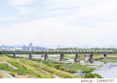 【南武線】多摩川橋梁を通過する列車 129405757