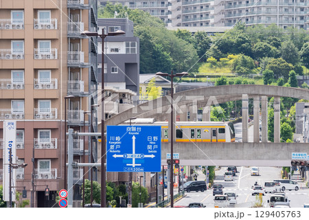 【南武線】府中街道を高架で通過する列車 129405763