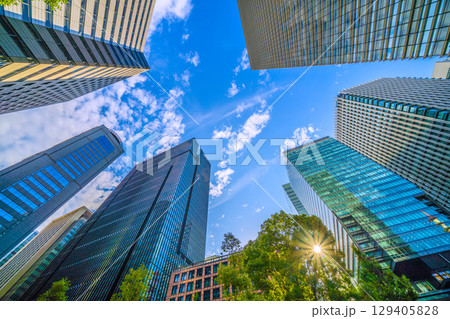 日本の東京都市景観ゲリラ雷雨通過…大手町のビジネス街。大手町プレイスなどのビル群を望む＝8月8日 129405828