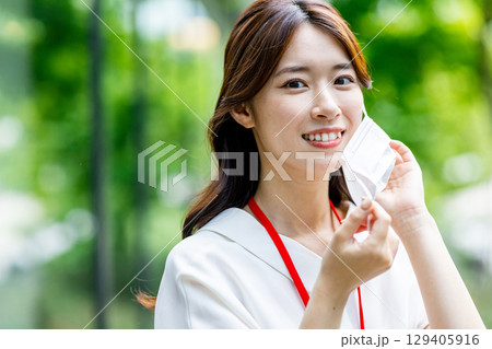 マスクを外す女性 129405916