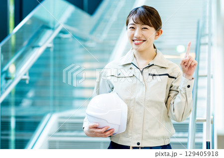 作業員の女性 129405918