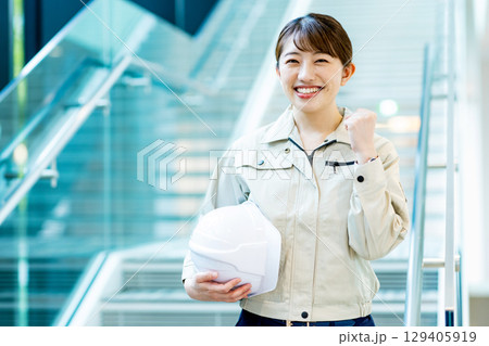 作業員の女性 129405919