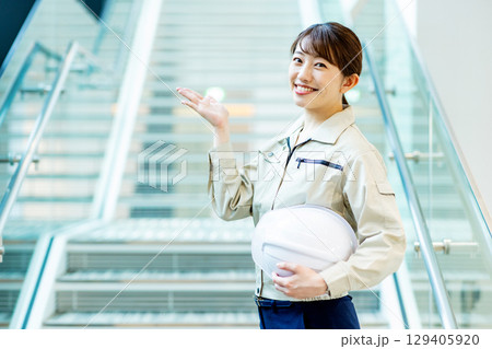 作業員の女性 129405920