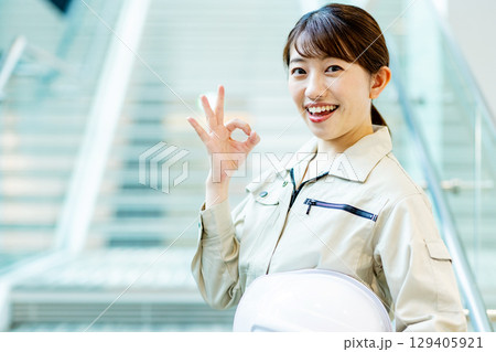 作業員の女性 129405921