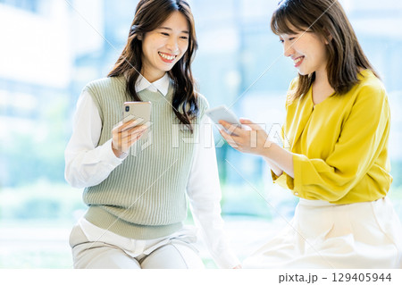若い女性 2人 スマホ 若い女性 2人 スマホ 129405944