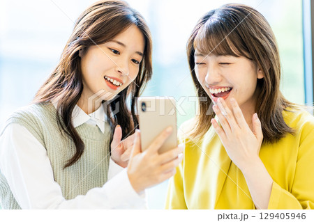 若い女性 2人 スマホ 若い女性 2人 スマホ 129405946