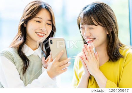 若い女性　2人　スマホ 129405947