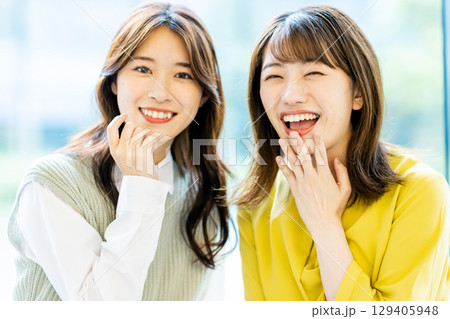 笑顔で会話する女性2人 129405948