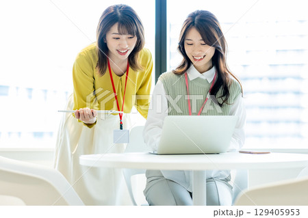 打ち合わせをする女性 129405953