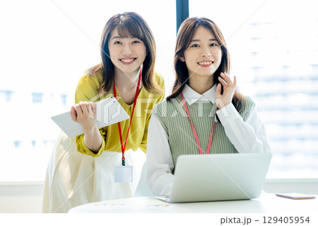 打ち合わせをする女性 打ち合わせをする女性 129405954