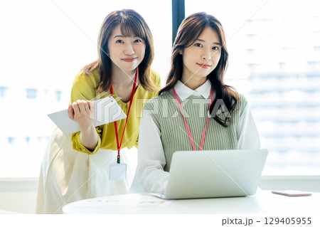 打ち合わせをする女性 打ち合わせをする女性 129405955