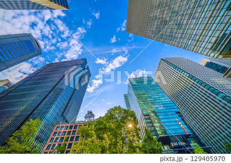 日本の東京都市景観ゲリラ雷雨通過…大手町のビジネス街。大手町プレイスなどのビル群を望む=8月8日 日本の東京都市景観ゲリラ雷雨通過…大手町のビジネス街。大手町プレイスなどのビル群を望む=8月8日 129405970