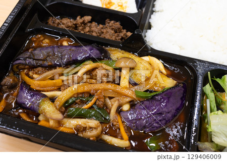 おいしいナスと挽き肉のピリ辛肉野菜炒め中華弁当 129406009