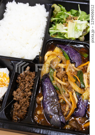 おいしいナスと挽き肉のピリ辛肉野菜炒め中華弁当 129406012