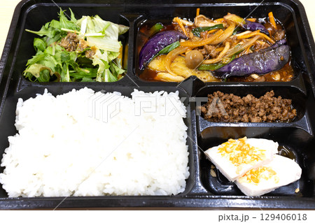 おいしいナスと挽き肉のピリ辛肉野菜炒め中華弁当 129406018