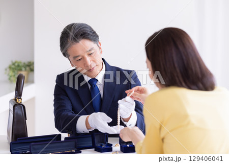 出張買取 査定 訪問先で鑑定をしている男性 出張買取 査定 訪問先で鑑定をしている男性 129406041