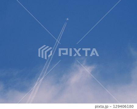 青い空と白い雲とひこうき雲 129406180