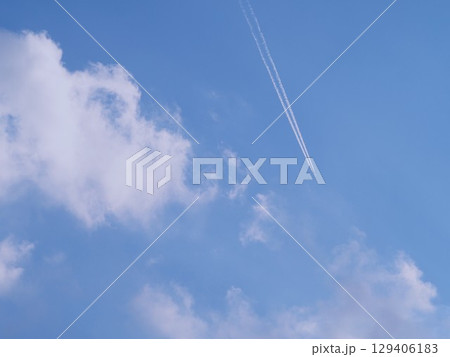 青い空と白い雲とひこうき雲 129406183