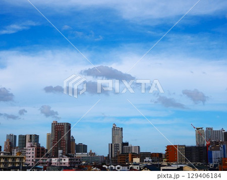 川口市の高層ビル群上空を流れる雲 川口市の高層ビル群上空を流れる雲 129406184