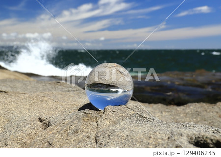 ガラス玉のある海の風景_パターン001_しぶき有り ガラス玉のある海の風景_パターン001_しぶき有り 129406235