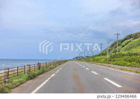 オロロンラインの曇り空に映える、夏のドライブ 129406466