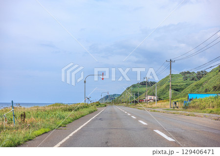 オロロンラインの曇り空に映える、夏のドライブ 129406471
