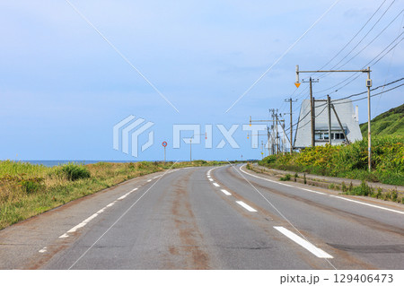 オロロンラインの曇り空に映える、夏のドライブ 129406473