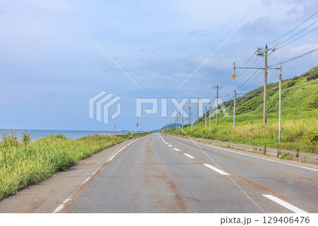 オロロンラインの曇り空に映える、夏のドライブ オロロンラインの曇り空に映える、夏のドライブ 129406476