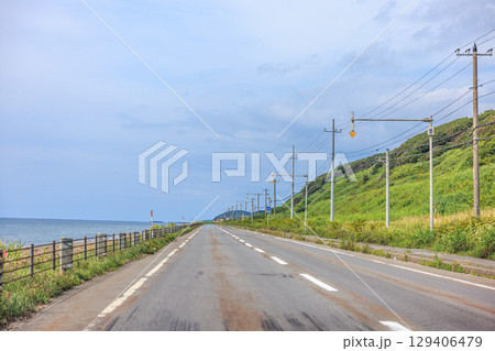 オロロンラインの曇り空に映える、夏のドライブ オロロンラインの曇り空に映える、夏のドライブ 129406479