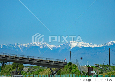 春　中央高速下り線から見える雪を被った山々 129407159