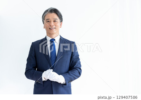 買取業者 鑑定士 白手袋をして電卓を持っている男性 買取業者 鑑定士 白手袋をして電卓を持っている男性 129407586