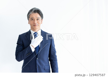 買取業者　鑑定士　白手袋をして電卓を持っている男性 129407587
