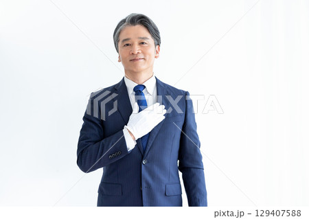 買取業者 鑑定士 白手袋をして電卓を持っている男性 買取業者 鑑定士 白手袋をして電卓を持っている男性 129407588