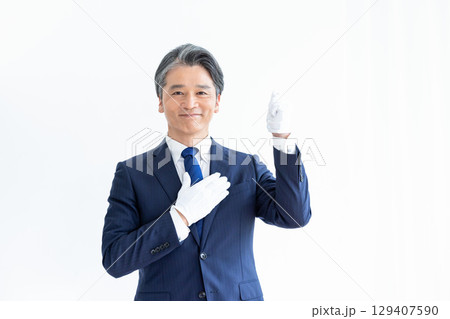 買取業者 鑑定士 白手袋をして電卓を持っている男性 買取業者 鑑定士 白手袋をして電卓を持っている男性 129407590
