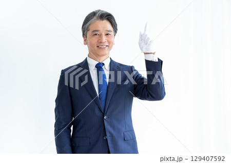 買取業者 鑑定士 白手袋をして電卓を持っている男性 買取業者 鑑定士 白手袋をして電卓を持っている男性 129407592