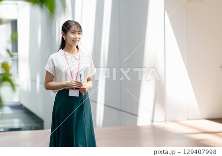 オフィスで働く若いビジネスウーマン オフィスで働く若いビジネスウーマン 129407998