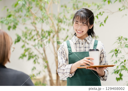 カフェで働く若い女性 カフェで働く若い女性 129408002
