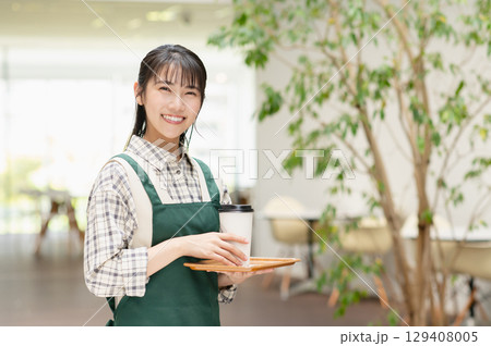 カフェで働く若い女性店員 カフェで働く若い女性店員 129408005