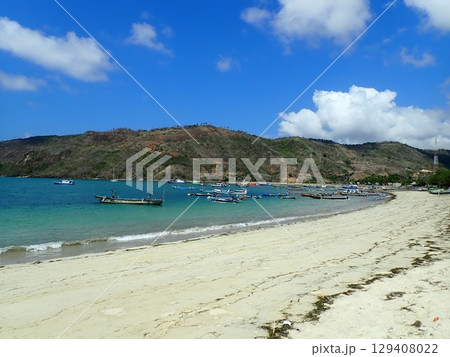 インドネシア　ロンボク島　クタのビーチ 129408022