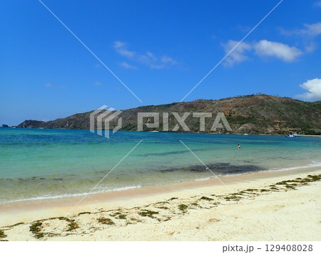 インドネシア　ロンボク島　クタのビーチ 129408028