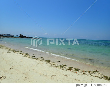 インドネシア　ロンボク島　クタのビーチ 129408030